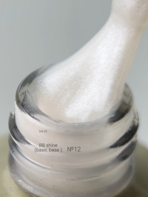 DA'23 COVER BASE BB #12, 15 ml - kamuflująca baza hybrydowa z mikrobrokatem (mleczny biały)