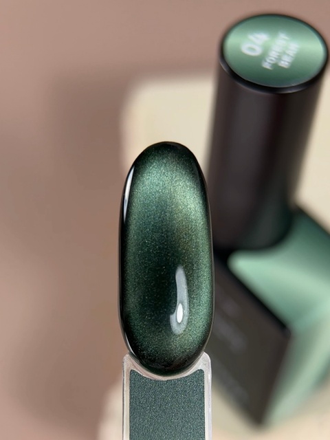 BIBLIOTEKA Cat Eye Gel Polish 04 Forest Beam, 10 ml - ciemnozielony lakier hybrydowy z efektem "kocie oko"