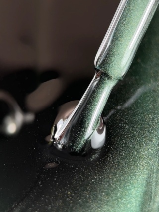 BIBLIOTEKA Cat Eye Gel Polish 04 Forest Beam, 10 ml - ciemnozielony lakier hybrydowy z efektem "kocie oko"