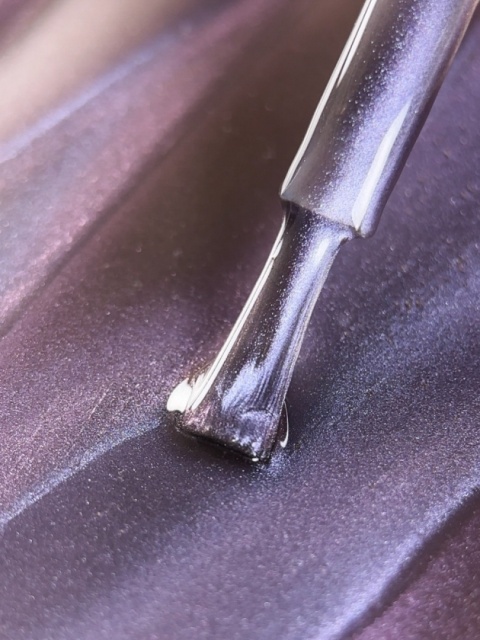BIBLIOTEKA Cat Eye Gel Polish 14 Comet, 10 ml - chłodny liliowy lakier hybrydowy z efektem „kociego oka"