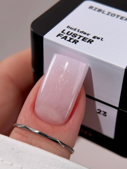 BIBLIOTEKA Builder gel 23 Fair Luster - mlecznoróżowy żel budujący z delikatnymi drobinkami, 30 ml